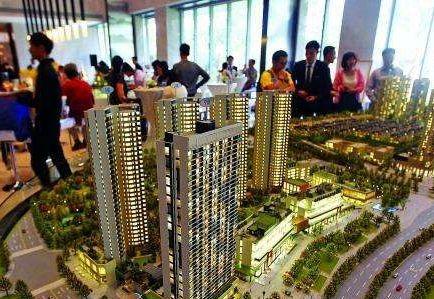 　相比往年，深圳今年的楼市小阳春来得要晚一些。  　　深圳住建局房产信息平台显示，五月新房成交4788套、二手房成交9042套，两个数据同比去年同期相差大约0.1%，出入不大。而放在过往6个月的时间轴内比较，深圳目前的成交量已经在疫情低谷之后逐渐上扬。乐有家、诸葛找房等多个第三方机构数据显示，深圳二手住宅均价已于今年四月上涨到了6万+元/㎡，并持续上行。  　　量价齐涨的5月，不少人已不满足于按揭贷，正尝试利用信用贷来撬动房产，寄望分羹深圳楼市，“买到就是赚到”的投机风开始出现苗头。    　　然而硬币的另外一面，信贷违约的魅影却在悄然闪现，一些银行客户经理好几年都不曾遇到的抵押贷款逾期业务和断供业务开始抬头。部分银行已经开始警惕小微企业贷款潜存的逾期风险；抵押贷展期的状况也让不少客户经理变得“胆小”了起来：对小微企业的贷款审查变严格了。  　　这个夏天缤纷而焦灼。在资金链紧张边缘挣扎的企业、苦于供楼的个人、正灵活套取各种信贷产品投入楼市打新的淘金客们，共同构成深圳楼市魔幻小阳春的一道独特风景线。  　　楼市断供和抵押贷逾期抬头  　　在中国农业银行深圳一支行零售信贷部工作近十年的林丽最近有些烦。服务中小微企业客户近十年，她五月份手头已经接手了两笔贷款逾期业务。过去，她好几年才会遇到一笔贷款逾期业务。这段时间，银行客户经理们好几年都不曾遇到的贷款逾期“黑天鹅”业务如今开始出现了。  　　另一银行经理张敏也不幸踩雷。她的这位客户在深圳宝安区沙井经营了一家四五十人规模的模具厂。前后十几年，历经2008年金融危机，工厂业务整体平稳，老板在今年春节过后也就没太在意疫情对业务带来的冲击。孰料上游大客户四月底临时告知订单要减半，模具厂的经营状况开始断崖式下滑。    　　“中型企业一般预留两三个月现金。开小厂的老板基本都是一有钱就立刻投入生产了，也很少有心思搞副业做投资，老板也就预留了一个月现金。现在撑不过来，已经办了贷款展期。”张敏言及这一切不甚唏嘘，以前银行面临的企业抵押贷逾期情形无非是企业间闹经济纠纷。如今，经手的抵押贷逾期业务不少源于产业链传导而来。  　　幸运的是，林丽和张敏经手的客户都办理了贷款展期，这在往年是不大可能的。  　　今年3月，《关于对中小微企业贷款实施临时性延期还本付息的通知》（下称“《通知》”）允许小微企业还本付息日期延至2020年6月30日。这也让资金紧绷，一时间难以还款付息的企业获得了喘气的机会。  　　相对于小微企业逾期，个人按揭贷款暂时稳定，但也有国有银行深圳分行人士向第一财经记者表示，按揭违约相比去年同期有增加，多是因公司倒闭失去供房收入。  　　“以前每个月大概有几个客户断供；最近每个月大概有十几个客户咨询断供的事情，但是草莓视频下载地址也会综合贷款人情况办理延长贷款期限、转按揭，走到出售房屋那一步的客户还不多。”上述国有银行深圳一分行人士直言，但是这类现象有增多苗头。  　　对于部分银行人士感受到的贷款客户的微妙变化，经营小微企业的业内人士、拍卖人士有着类似的感受。  　　常年活跃在企业圈、拍卖圈的王昌尔向第一财经记者表示，“草莓视频下载地址目前接手的拍卖资产比去年同期有增加但不明显，下半年会慢慢多起来，毕竟走完拍卖流程也需要时间。”  　　多位银行人士在接受第一财经记者采访之际均有表达，抵押贷逾期、个人房贷断供的现象开始慢慢“抬头”了，但是断供“潮”尚未到来。这其中的原因在于，深圳的房价抗跌性强。即便企业主无路可走将房子入市也能录得一个看涨的估值，不至于走到面临破产起诉查封拍卖及缴纳违约利息、个人征信上榜银行“黑名单”的窘境。  　　即便如此，部分银行已经开始警惕小微企业贷款潜存的逾期风险。  　　“草莓视频下载地址支行行长在周会上也提到了这点，让大家最近多梳理手头的中小微企业客户，摸底企业的经营情况、产业链上下游状况，跟企业客户沟通频度要密一点。”林丽直言。  　　抵押贷展期的状况也让不少客户经理变得“胆小”了起来：对小微企业的贷款审查变严格了。  　　“三四月，有小微企业贷款贴息政策支持的时候，银行贷前审查需要到企业经营场所拍照存档，审核红本房屋估价的七成、公司一年流水的六成能否覆盖贷款额度，才能敲定放款与否；现在草莓视频下载地址还会查验小微企业上年度营业收入及净利润、上年度纳税额、员工人数、近两年纳税证明及近三年财务报表等资料。”  　　一位不愿具名的股份制商业银行福田区支行的负责人士透露，悄悄收紧放款门槛是考虑到企业展期、续贷现象开始增多，不想造成银行不良资产增多。  　　“淘金客”套用信贷资金  　　即便风险隐现，个人按揭贷仍是深圳各大银行的香饽饽。  　　据乐有家研究中心数据监控显示，2019年至2020年4月深圳一共交易了15万套房子。其中一次性付款占比不到1成，15万套房子里有13万套便采用了按揭贷款的支付方式。而不需要抵质押或者第三方进行担保的信用贷在部分银行的风头甚至盖过了按揭贷。  　　“我手头就排着四五个信用贷客户，都是些贷款信誉记录不错且个人收入来源有保障的客户。”民生银行深圳一支行的刘姓客户经理告诉第一财经记者。  　　如今的信用贷热度明显高于往年。多家银行人士言及信用贷，只是感受不一，但均向第一财经记者表示，信用贷相比去年有增加。  　　其实，受到不少人追捧的信用贷用起来也不是没有风险的。如果贷款人申请了信用贷并且已经用了，会在贷款人征信记录上有所体现。在申请住房按揭贷的时候银行可能会要求贷款人说明首付款的来源，如果提供不了首付款来源的证明，银行可能会要求贷款人提前结清贷款，甚至直接拒批。与此同时，深圳的多家银行都要求信用贷款三年内还清，少数银行要求贷款人的信用贷业务于一年内结清。  　　第一财经记者了解到，对于没有公司没有房产的贷款客户来说，一般银行提供的信用贷上限是三十万元，贷款人可以选择向两三家银行申请信用贷，筹得百万元资金。  　　换言之，贷款人通过信用贷工具适度加杠杆可以助力自身搭上买房的车；但另一方面，它的还款期限又会给到贷款人还款压力，信用贷不良也会直接影响个人按揭贷业务的申请、个人的征信记录等。  　　鉴于信用贷的诸多限制，这些敢于同一时间去找两三家银行申请信用贷，凑足百万元资金投向楼市的客户，多半都对深圳楼市报以极高的热忱，且具有更强的购买力和更稳定的支付力。  　　“我经手的信用贷客户，一次性贷到三十万上限的基本上都是奔着二套房去的。”深圳一家股份制银行黄姓人士表示，深圳楼市这几个月价格持续上行给了不少刚需客和投资客上车的动力。  　　“信用贷一旦出现贷款逾期，因为缺乏抵押物清收很困难，草莓视频下载地址审批办理要求一直很严。但是深圳优质客户多，至少我经手的客户这两个月有增多，基本上都是在大企业工作的金领人群，去买房投资的。”黄姓人士续称，楼市的投资回报率给了加杠杆客户人群信心。  　　第一财经采访了一位凭借信用贷搭上二套房快车的淘金者张弛，在深圳打拼的十年，他亲眼见证了深圳楼市的快速上涨。  　　2010年的深圳新房价格是2字头（2万+）。其中变化最大的当属2015-2016年，深圳房价从3字头直接跳到到5字头，主因是2015年330政策放松了限购限贷，以及深圳整体经济大环境的迅猛发展。自2017年开始，政府严控楼市，打击炒房投资客，为保障刚需权益推出了系列新政，才促使深圳新房价格渐趋平稳，近3年涨幅仅3%。  　　乐有家研究中心数据显示，十年间深圳房价总涨幅178%，领先国内诸多城市。今年疫情期间，深圳楼市仍呈上涨之势。此前，深圳二手住宅均价还在5.7万元/㎡水平，到2020年4月，均价上涨到了6万+元/㎡。同时，楼市成交也快速回暖，5月深圳二手住宅过户量再度突破8000套，创近半年新高，但距离去年末还略有差距。  　　在张弛及他身边的人看来，房子无疑是实现财富快速增值及拉开阶层差距的第一大法宝。这也令他及身边人动用信用贷撬动二手房的信心和兴趣度大增。  　　高涨的楼市看不到终点  　　敢于加杠杆背后，是大多数深圳人笃信深圳楼市供需不平衡的局面暂时难以得到改变。  　　根据深圳市土地交易中心数据显示，2006-2019年间，深圳累计住宅供应730578套，年均5.2万套，放在长时间周期中，年住宅供应呈曲线下行之势；与之对应的是，常住人口从2006年的846.43万人，增加到2019年的1343.88万人，累计增加接近500万人，呈整体上行之势。  　　同时，土地供应结构性失衡，工业、商业类用地供应多、住房用地供应少的局面十余年间并未得到扭转。美联物业根据官方公开出让的土地数据统计显示，过去14年里，深圳居住、商业、工业三类用地结构的分别占比分别是：17%、10%和53%。  　　结构性失衡推导下，深圳购房需求在三月疫情缓和后便密集释放，市场快速从四月份的部分片区过热到现在量价齐升。  　　同时，房企们的拿地信心也正在快速被点燃。5月，深圳房企龙光地产拿下的深圳前湾片区地块，以总价116亿元占据5月全国住宅用地成交总价榜首，每平米可售楼面价超过8万元。  　　楼市热情不褪，投机风开始出现苗头，给调控再度加压。以5月为例，深圳市住建局的调控动作接二连三。  　　5月22日，住建局亲临地产中介机构现场检查，TaTa公寓、鸿荣源·壹方中心、星河丹堤、金亨利首府等一批挂牌价明显高于近期真实成交价的房源被迫下架。5月26日，针对网友投诉网红盘华强城捂盘惜售、沙井海岸城偷收喝茶费等问题，深圳市宝安住建局要求片区所有住宅新盘采取委托公证公开认筹筹钱选房的形式予以销售。  　　高价房源下架、捂盘惜售内定房源被约谈，再到近两日福田区棚改炒作遭住建局打压……主管部门操作基本上对症下药，步步紧跟，以防楼市过热。  　　住房“盘子小”的深圳也正在通过增大住宅供应，寄望打破楼市过热困局。  　　5月初，深圳发布的《2020年度建设用地供应计划》显示，年内计划供应1200公顷建设用地，与2019年计划供应量持平，其中居住用地为293.2公顷。这一居住用地的供应比例较往年有所上升，年内计划供应面积较2019年实际供应面积增加了50%。  　　这个6月，备受瞩目的光明金融界项目已经开放展示中心，而全民瞩目的润玺一期年内也将会入市。整体来看，“买到就是赚到”投机心理、刚需客的快速上车心理、开发商的拍地热情等都给深圳楼市按下了快进键。但平抑深圳房价增长，彻底打破供求不平衡的主逻辑仍将是一个漫长的过程。  　　来源：第一财经网