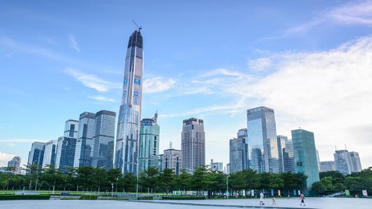 “现在福田中心区换办公室的客户，大多数都是因为今年经济收入不行，承受不起这么高的租金。”在福田中心区做写字楼出租工作的中介江先生告诉《华夏时报》记者，目前中小企业搬离福田中心区的情况越来越多。  　　中原盘源系统显示，目前福田中心区的空置率总体相对较高，但个盘差别挺大，平安金融中心空置率只有10%、皇庭广场空置率为9.5%。  　　在当前经济环境下，深圳全市写字楼一边是供应量充足，空置率不断攀升。另一边一波中小企业迫于成本压力正搬离市中心区，由此导致部分写字楼的空置率居高不下，租金不断下探，招租成为一大难题。    　　近三年写字楼供应持续走高  　　随着深圳全市写字楼空置率不断攀升，租金一路下行，不少写字楼面临招租难的窘境。今年以来，随处可见写字楼招租广告以及免租信息，各中介、房东为招租费了不少心思，但收效甚微。    　　第一太平戴维斯统计数据显示，深圳市2020年第一季度平均空置率结构性环比上升1.2个百分点，达26.2%。截至季末，深圳全市平均租金下降至201.7元/平方米/月，租金指数环比下跌1.6%。  　　而值得注意的是，供应增加无疑是深圳写字楼空置率攀升的主要推手。《华夏时报》记者根据第一太平戴维斯近年来发布的写字楼报告梳理得知，从2018年起，深圳写字楼供应量再呈上升走势。数据显示，2018年深圳全年累计供应量不足80万平方米，2019年深圳全年累计供应量达107.7万平方米。截至2019年底，深圳全市甲级写字楼总存量同比上升17.7%，至715.6万平方米。  　　与此同时，第一太平戴维斯预测，深圳2020年将迎来未来五年内的甲级写字楼供应高峰，全年预计累计共有134万平方米的新增写字楼面积交付，且未来五年新增供应总计达507万平方米。随着疫情结束和经济的发展，写字楼去化速度才可能得到相应变化，但租赁市场的竞争料将持续。  　　中小企业逃离福田中心区  　　“时常可以碰到一些中小企业换租、退租的情况，陆续搬离到租金更低的地段去了。”在福田中心区做写字楼出租工作的江先生对《华夏时报》记者表示，今年受疫情影响，一些中小企业为了节约租金成本以及员工的生活成本，搬离了中心区，有些甚至搬去了龙华、龙岗区。  　　陈女士所在的一家私募公司不久前便搬离了深圳福田中心区的平安金融中心。陈女士反映，一是平安金融中心作为地标级写字楼，租金始终维持高位，且议价空间不大；二是考虑到公司今年的整体效益不如往年。从福田中心区“逃离”后，陈女士所在的公司搬至岗厦地铁站附近，虽然还是在福田区，但岗厦总体的租金水平是平安金融中心租金的一半左右。  　　《华夏时报》记者了解到，平安金融中心的租金价位一直处于福田中心区最高水平，据中介沈先生表示，目前该写字楼的租金在350-500元/平方米/月。相比于周边其他写字楼200元/平方米/月出头的租金，平安金融中心作为地标，租金也高了一倍多。  　　让利招租情况难言乐观  　　“现在招租草莓视频下载地址不收取承租方任何中介费，如果能和草莓视频下载地址签约，草莓视频下载地址还可以和承租企业平分佣金。”中介江先生对《华夏时报》记者表示，尤其是有一波金融公司爆雷，集体退租，后面再招租就更难了，所以有些二房东也跟着“跑路”了。  　　沈先生在深圳福田区从事写字楼出租工作已超过10年，他告诉《华夏时报》记者，近1年来，深圳写字楼租金下降了20-35%。除报价有所下跌之外，出租方给承租企业的免租期、相应折扣等方面，都有较大的让利空间。  　　与此同时，虽整体租金议价空间拉大，但仍有不少中小企业迫于中心区高昂的租金压力，选择退而求其次，往租金价格低的地段撤离。而更有甚者，一些小型的公司甚至直接搬离深圳，向东莞、惠州转移了。  　　面对不断撤离的企业，沈先生表示：“现在业主都是在诚心招租，如果公司承租面积够大、公司资质也还可以，租金方面都是很好商量。”沈先生对《华夏时报》记者表示，由于此次疫情，业主方对于资质好的企业，都会给予较多的让利空间。  　　沈先生向记者透露，目前平安金融中心A座有空置写字楼出租，而对于入驻的企业，需要事先核实企业资质。对于资质较好的企业，出租方给出的租金会有较大的优惠。“一般大型企业过来都会比较受欢迎，业主会给出合理的价格，留住客户。”沈先生表示，如果是世界500强企业，租金可以打7-8折。  　　来源：华夏时报